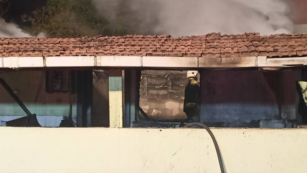 Kocaeli'de ‘pes’ dedirten olay: Alkol alıp, annesi de içerideyken evi ateşe verdi - Resim: 12